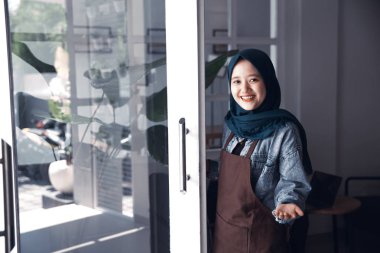 müslüman kafe işçisi müşteri tebrik