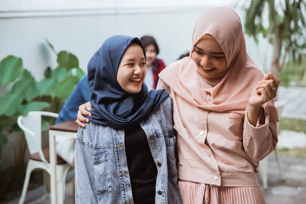 Moslim beste vriend samen lachen — Stockfoto