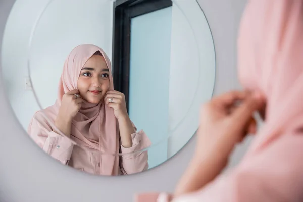 Мусульманская женщина выпрямляется в зеркале — стоковое фото