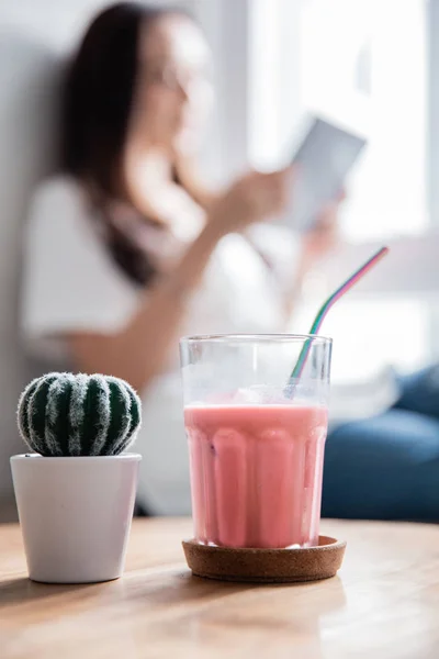 Mujer borrosa en el fondo trabajando con gadget — Foto de Stock