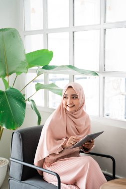 rahatlatıcı iken tablet ile tarama müslüman kadın
