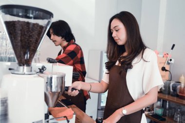 barista mutfakta birlikte çalışıyor 