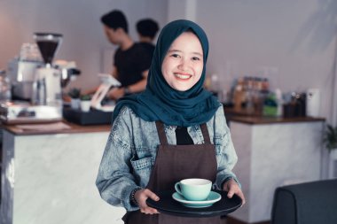 kahve fincanı tutan müslüman garson 