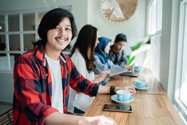 College student Aziatische met vriend in café — Stockfoto