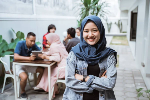 Muslimsk kvinna korsade hennes arm leende — Stockfoto