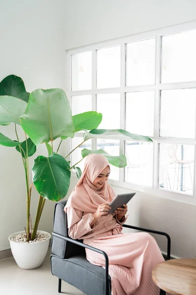 Muslimská žena při relaxaci s tabletem — Stock fotografie