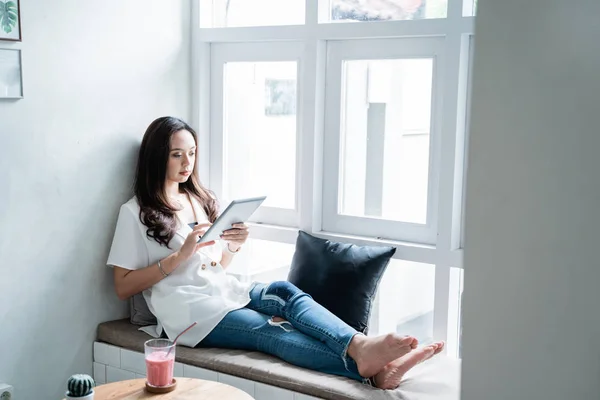 Žena pomocí její gadget při posezení v kavárně — Stock fotografie