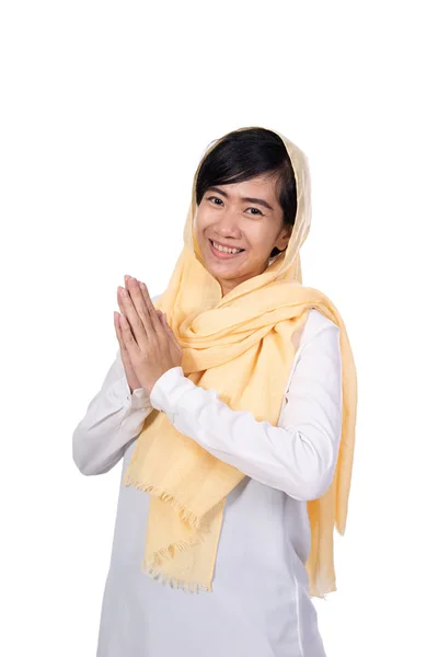 Musulmán asiático mujer saludo gesto — Foto de Stock