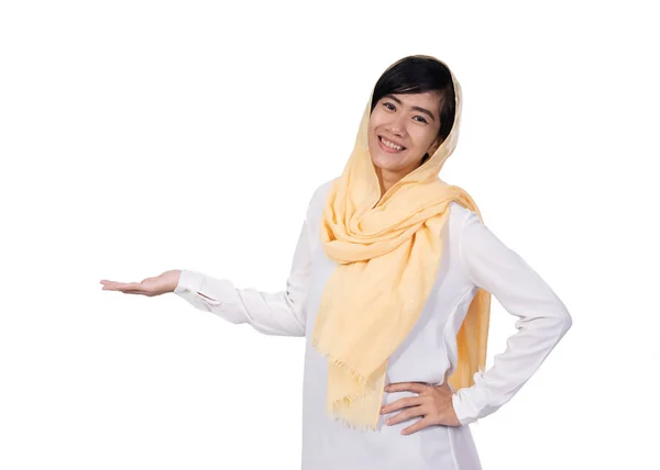 Muslim asiatic femeie izolat prezentand — Fotografie, imagine de stoc