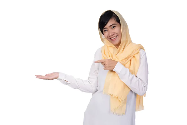 Müslüman Asyalı kadın kendini yalnız sunuyor. — Stok fotoğraf