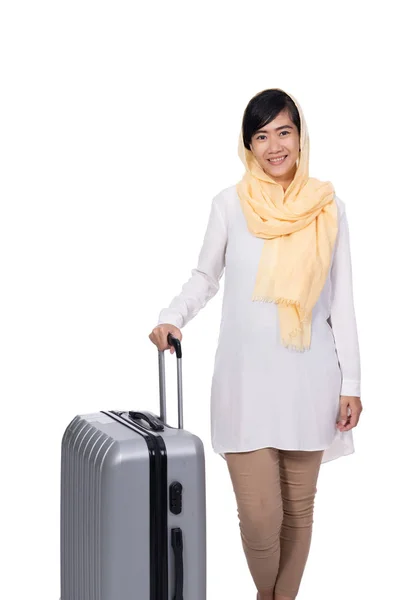 Muzułmańska kobieta z walizką — Zdjęcie stockowe