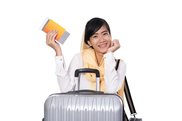 Woman wearing head scarf holding suitcase — 스톡 사진