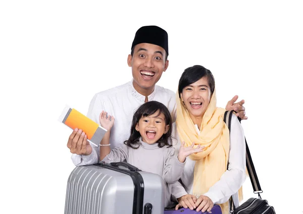 Beyaz arka plan üzerinde izole bavul ile Müslüman aile — Stok fotoğraf