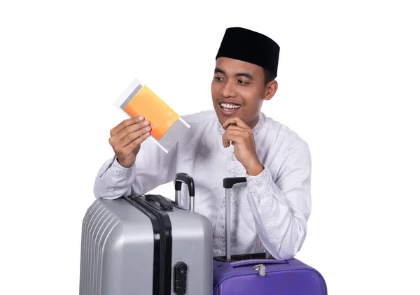 Férfi muzulmán útlevél-és beszállókártya és bőrönde — Stock Fotó