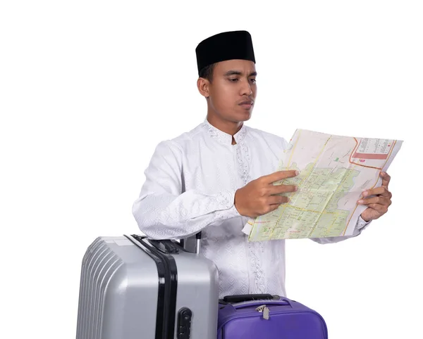 Mannelijke moslim kijken naar de kaart terwijl het houden van koffer — Stockfoto