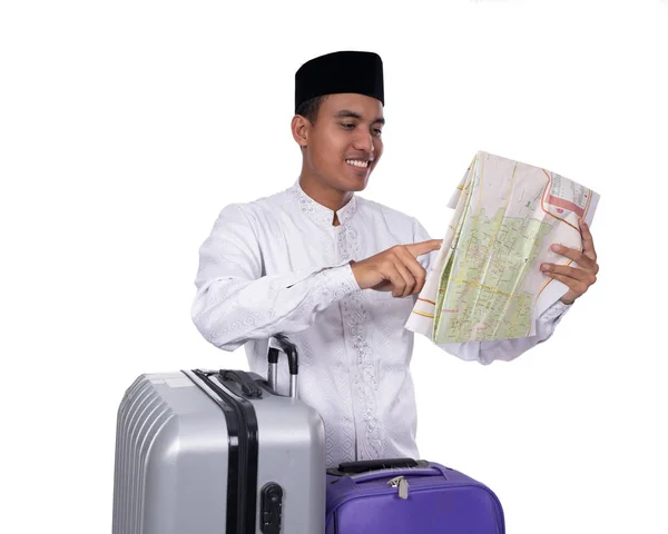 Erkek müslüman bavul tutarken haritaya bakıyor — Stok fotoğraf
