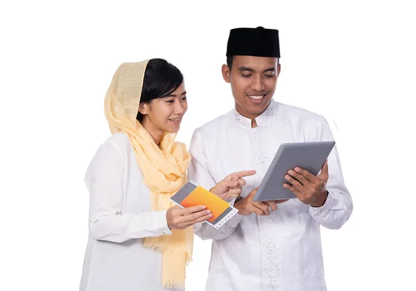 Pasangan muslim asia mengenakan putih menggunakan tablet — Stok Foto