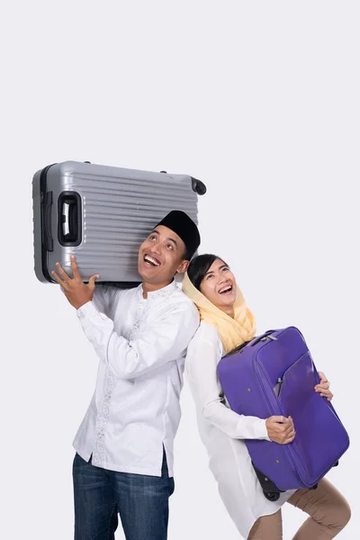 Pareja musulmana excitada con maleta sobre fondo blanco — Foto de Stock