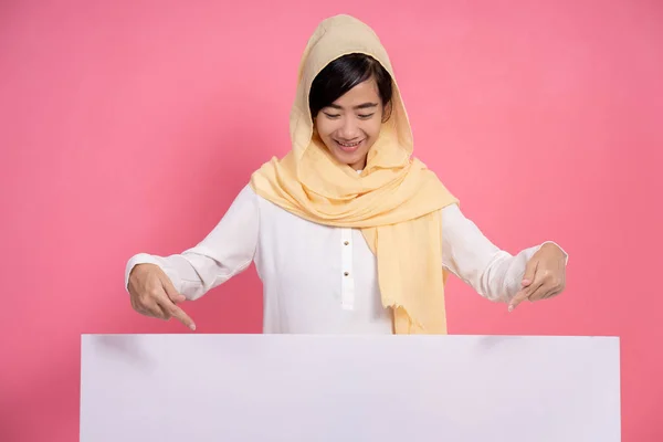 Muslim asia wanita dengan papan kosong — Stok Foto