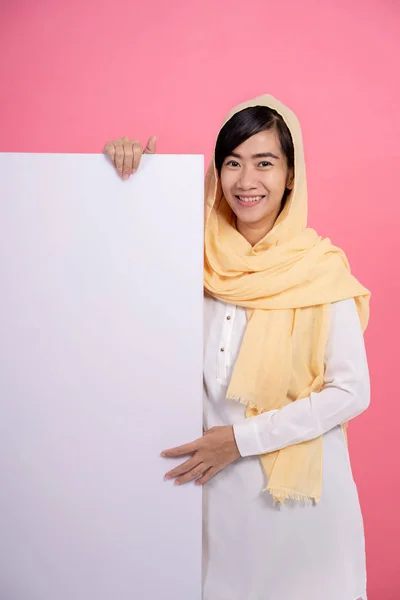 Moslim Aziatische vrouw met blanco bord — Stockfoto
