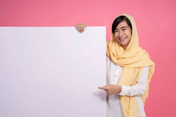 Moslim Aziatische vrouw met blanco bord — Stockfoto