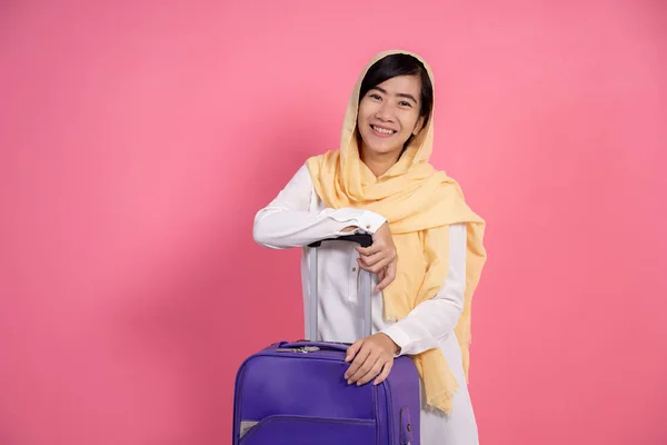 Lachende aantrekkelijke Aziatische moslim vrouw met sjaal kijken naar camera — Stockfoto