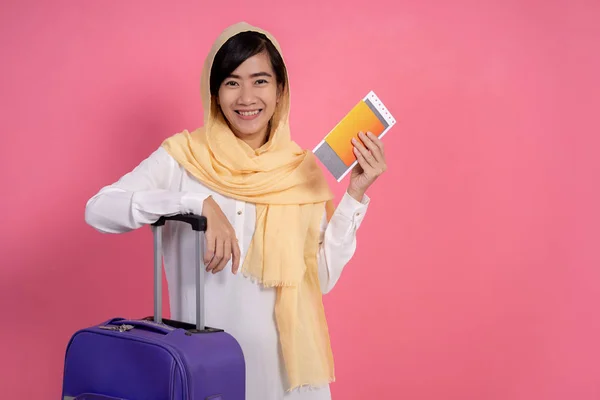 Muslim woman with passport and boarding pass holding suitcase — Stock Photo, Image