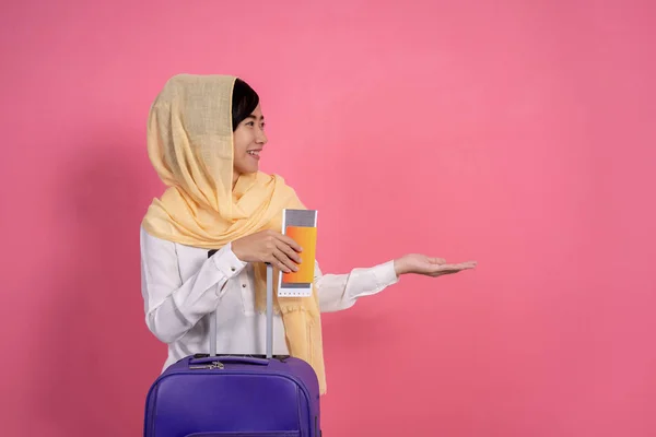 穆斯林 亚洲 妇女 与 围巾 呈现 复制 空间 — 图库照片