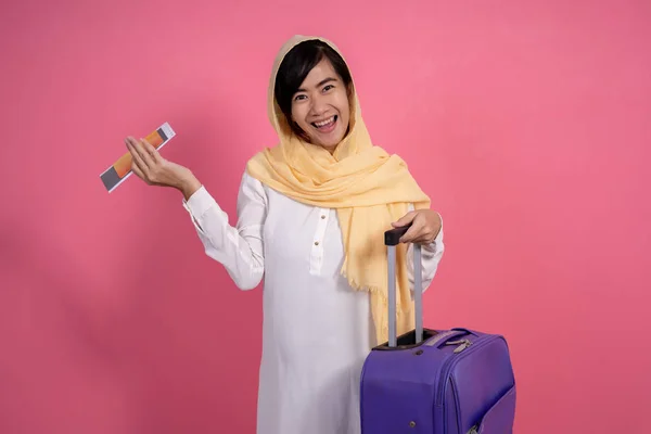 Μουσουλμανική γυναίκα με διαβατήριο και κάρτα επιβίβασης κρατώντας βαλίτσα — Φωτογραφία Αρχείου