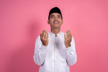 müslüman adam açık kol dua jest 