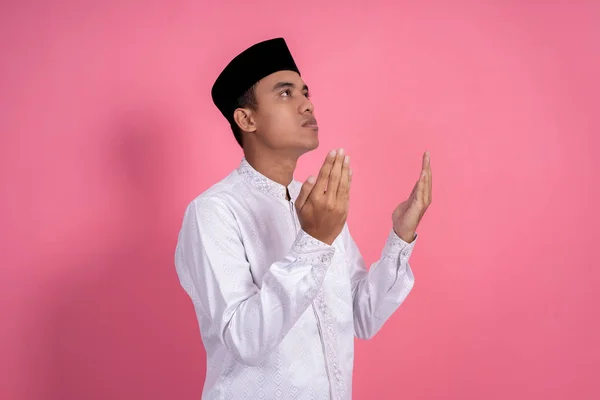 Μουσουλμάνος άνθρωπος ανοιχτό χέρι προσευχή χειρονομία — Φωτογραφία Αρχείου