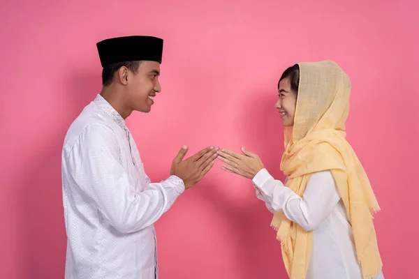 Супружеская пара рука, касающаяся мусульманина прощения — стоковое фото