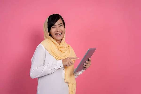 Hijab vrouw met behulp van Tablet PC — Stockfoto