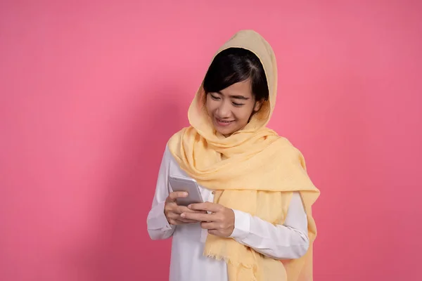 带围巾的女人用她的智能手机发短信 — 图库照片
