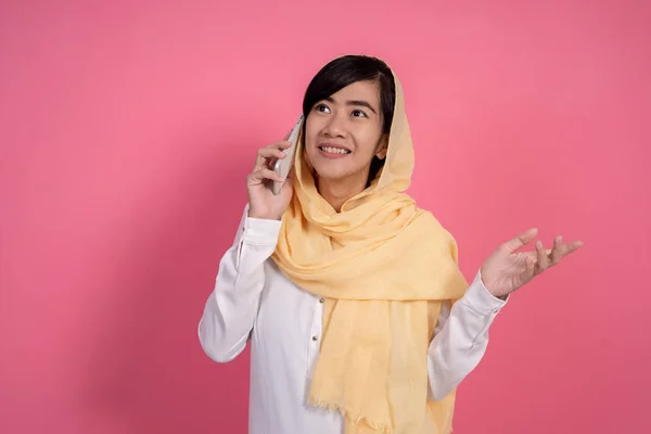Muslimka s telefonním hovoru — Stock fotografie