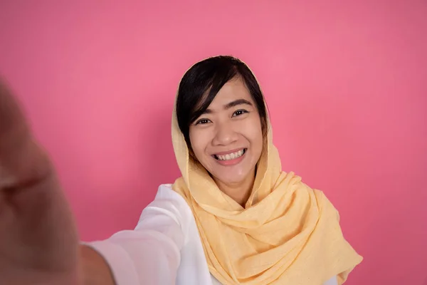 Muslimische Frau macht Selfie — Stockfoto