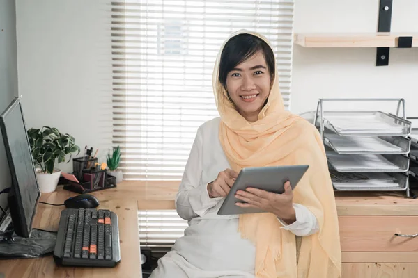 Moslimvrouw dragen hijab met behulp van tablet pc — Stockfoto