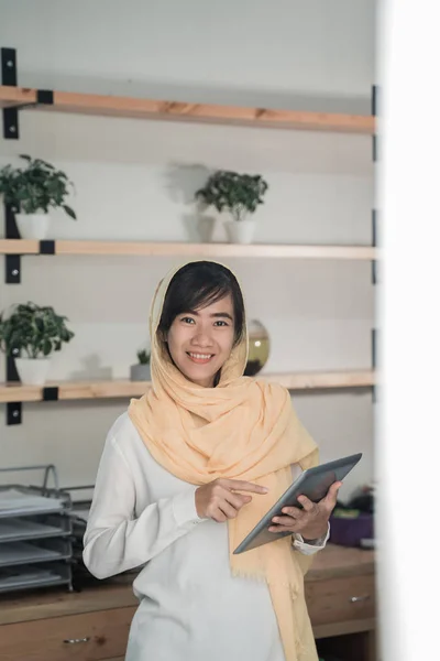 Moslimvrouw dragen hijab met behulp van tablet pc — Stockfoto
