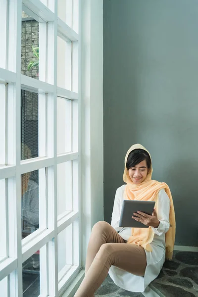Muslimská žena nosí hidžáb pomocí počítače tablet pc — Stock fotografie