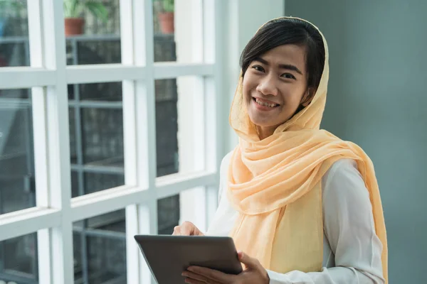 Muslimsk kvinna som bär hijab använder TabletPC — Stockfoto