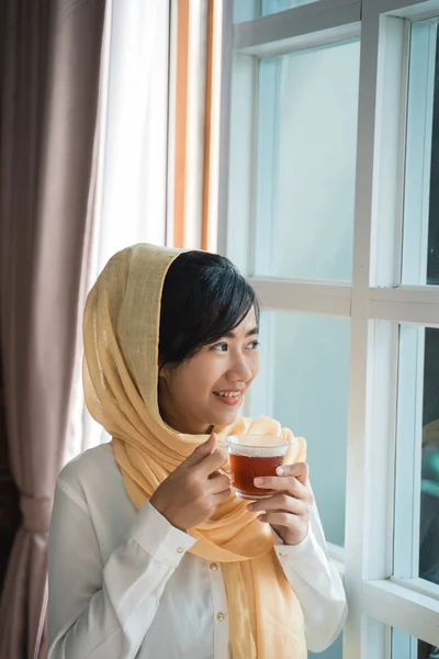 Wanita asia menikmati secangkir teh — Stok Foto