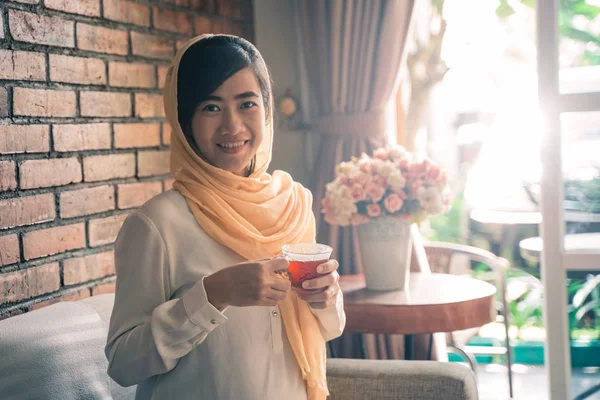 お茶を楽しむアジアの女性 — ストック写真