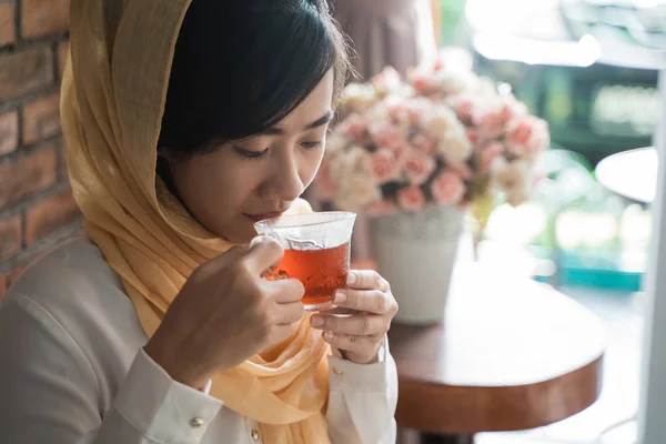 Ásia mulher aproveitando xícara de chá — Fotografia de Stock
