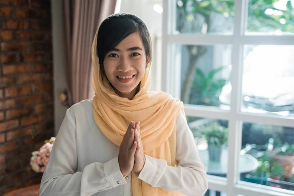 女性アジア系イスラム教徒の歓迎のジェスチャーは — ストック写真