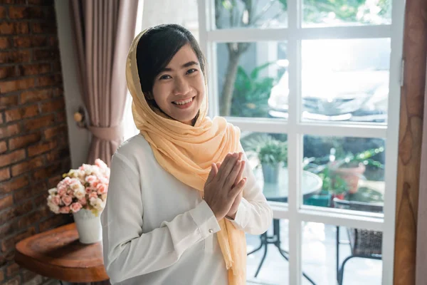 女性アジア系イスラム教徒の歓迎のジェスチャーは — ストック写真