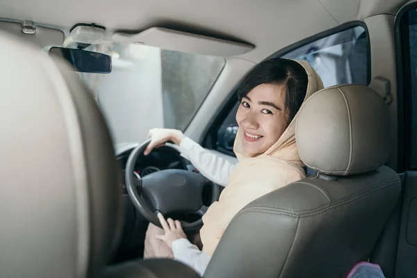 Mulher muçulmana carro de condução — Fotografia de Stock