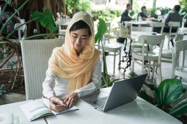 Vrouw met hijab werken met behulp van laptop — Stockfoto