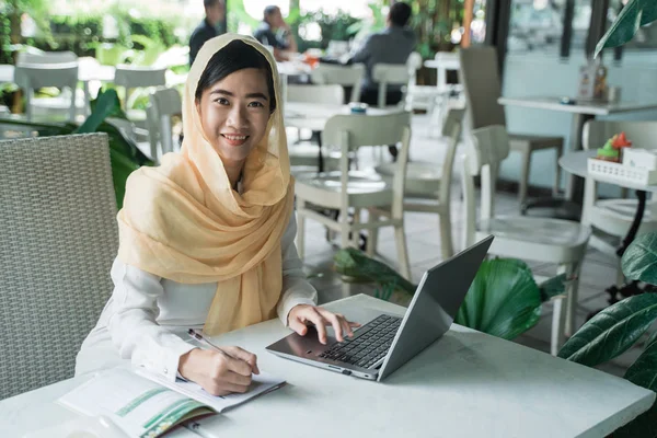 Moslim ondernemer werkzaam bij café — Stockfoto