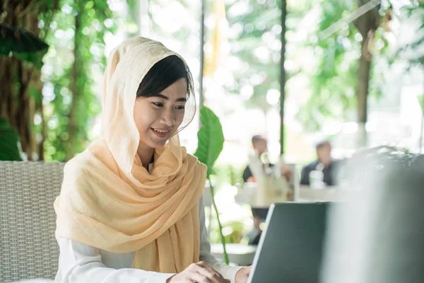 Moslim ondernemer werkzaam bij café — Stockfoto