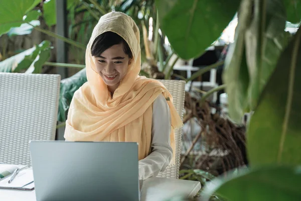 Mulher com hijab trabalhando usando laptop — Fotografia de Stock